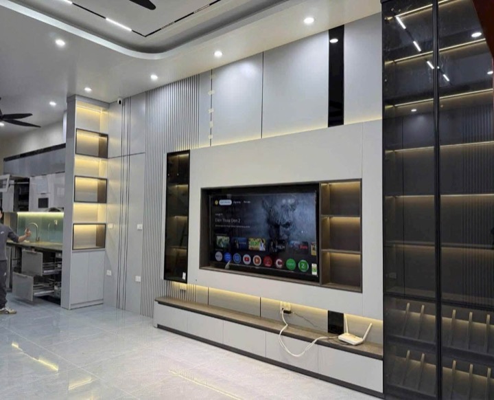 Vách kệ tivi MDF trắng kết hợp tủ kính đèn LED do xưởng Đức Ngọc thi công