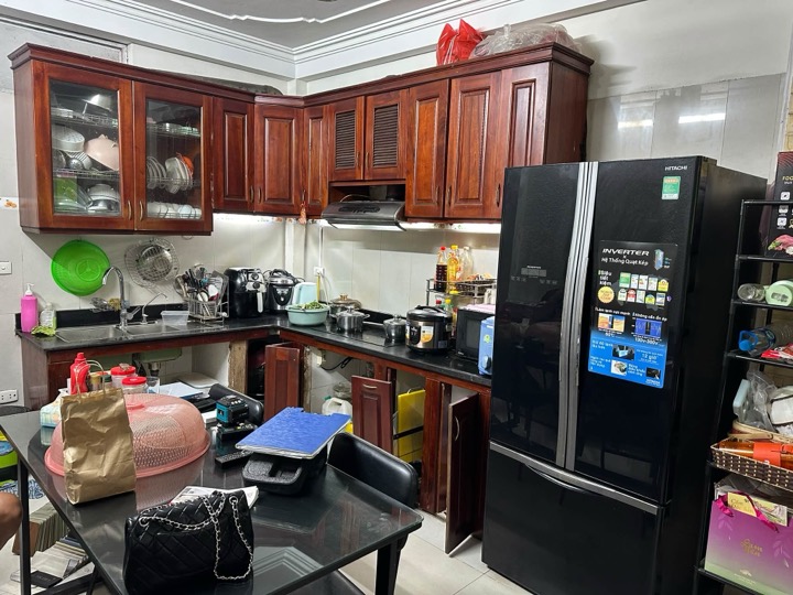 Đội thợ Đức Ngọc lắp đặt tủ bếp tại nhà khách