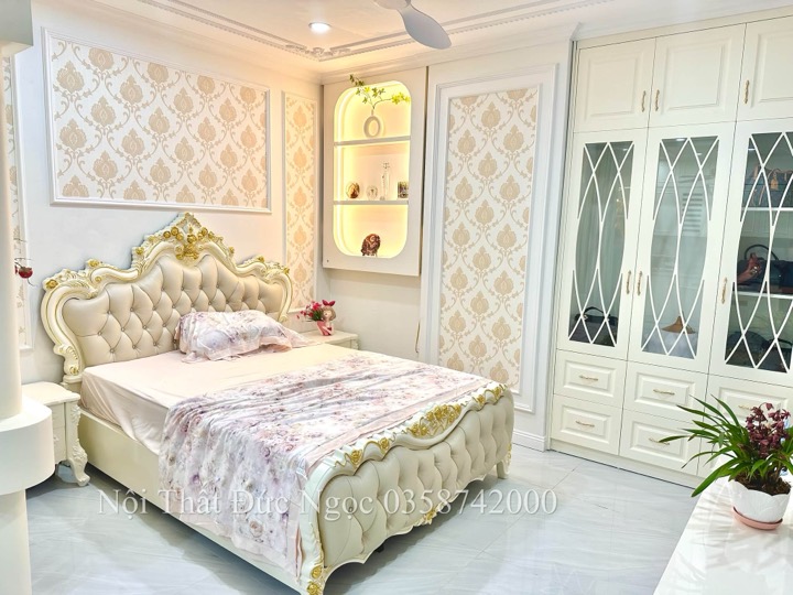 Phòng ngủ tân cổ điển giường bọc da, tủ áo cánh kính hoa văn do xưởng Đức Ngọc thi công