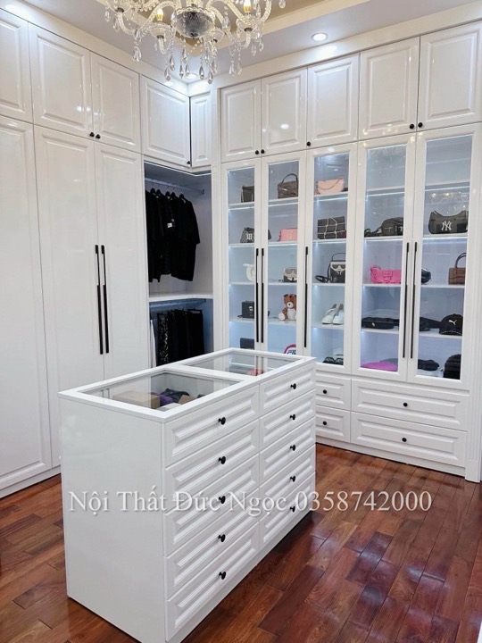Phòng thay đồ biệt thự có đảo trung tâm, tủ kính trắng do xưởng Đức Ngọc thi công