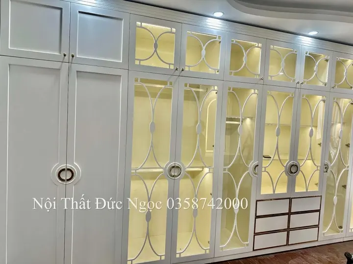Tủ áo kịch trần cánh kính hoa văn tròn đèn LED âm tủ DN-TA-01 xưởng Đức Ngọc
