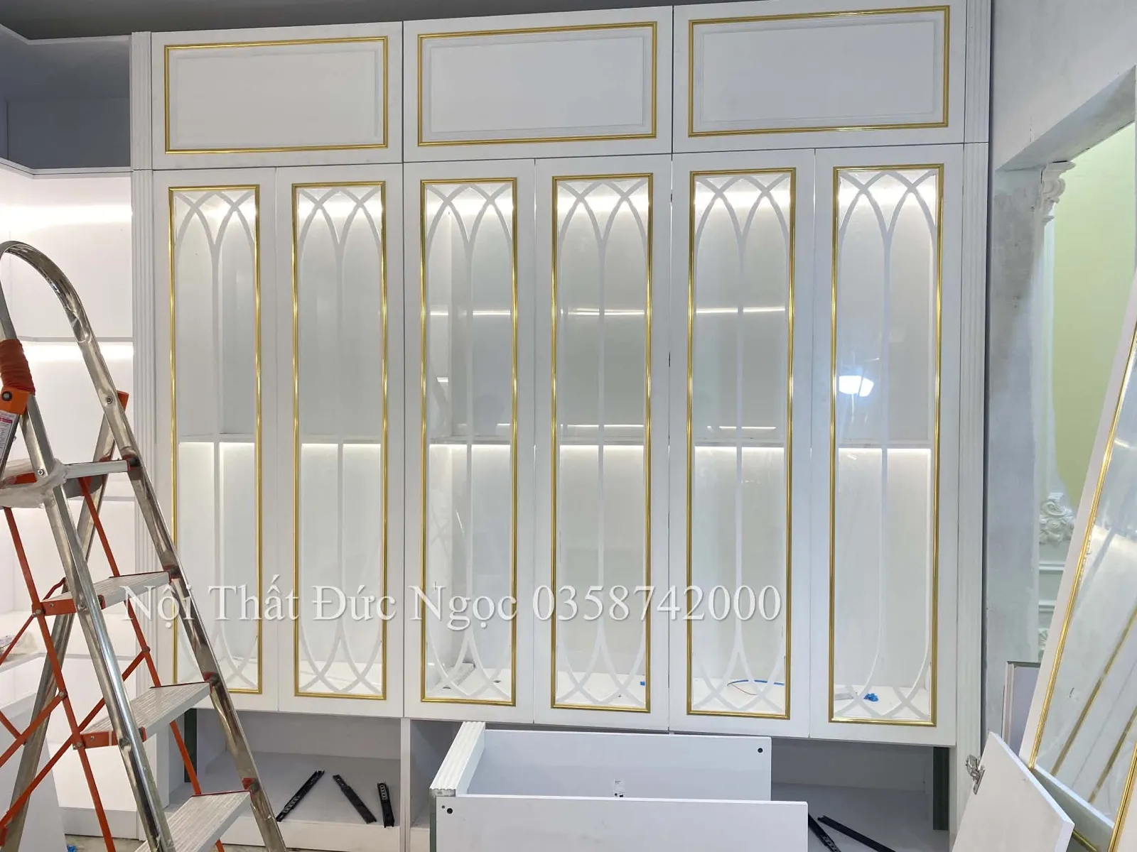 Tủ áo phào chỉ thếp vàng